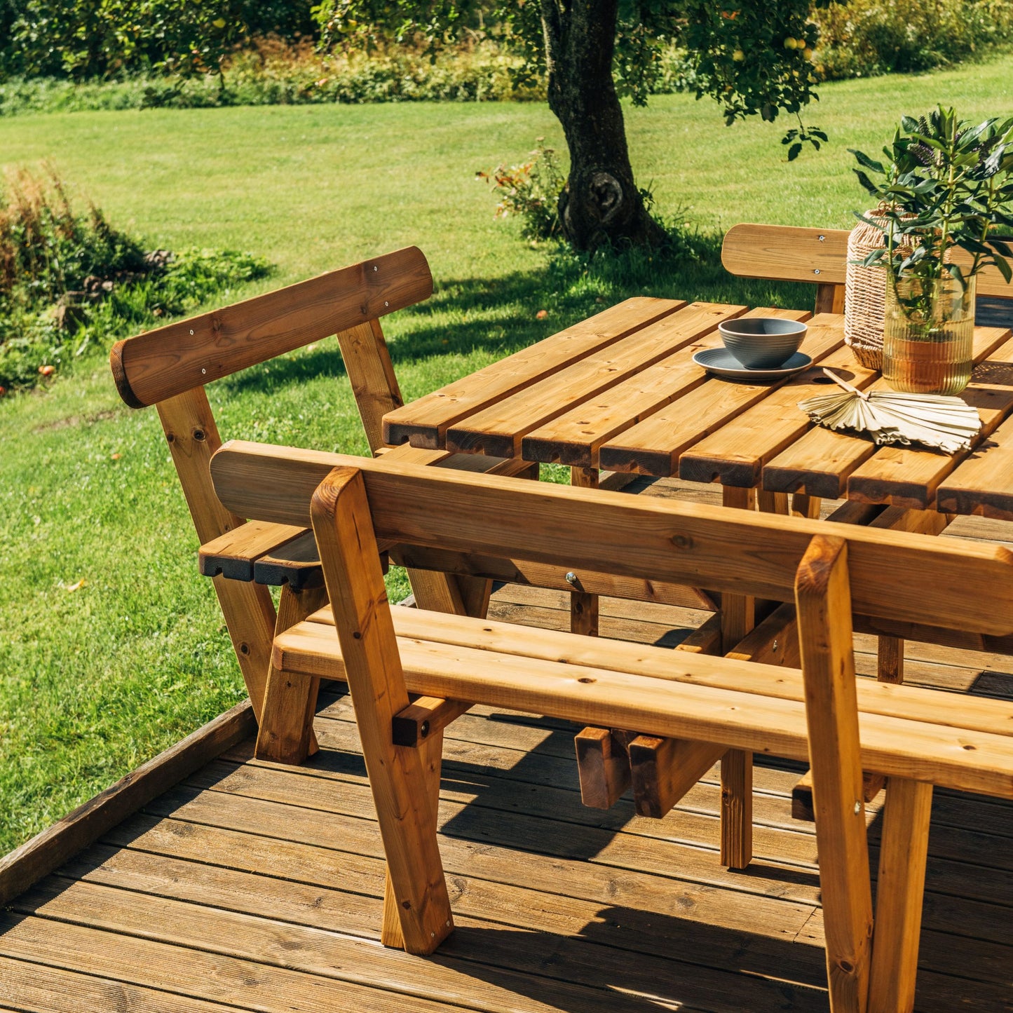 Square table with backrests