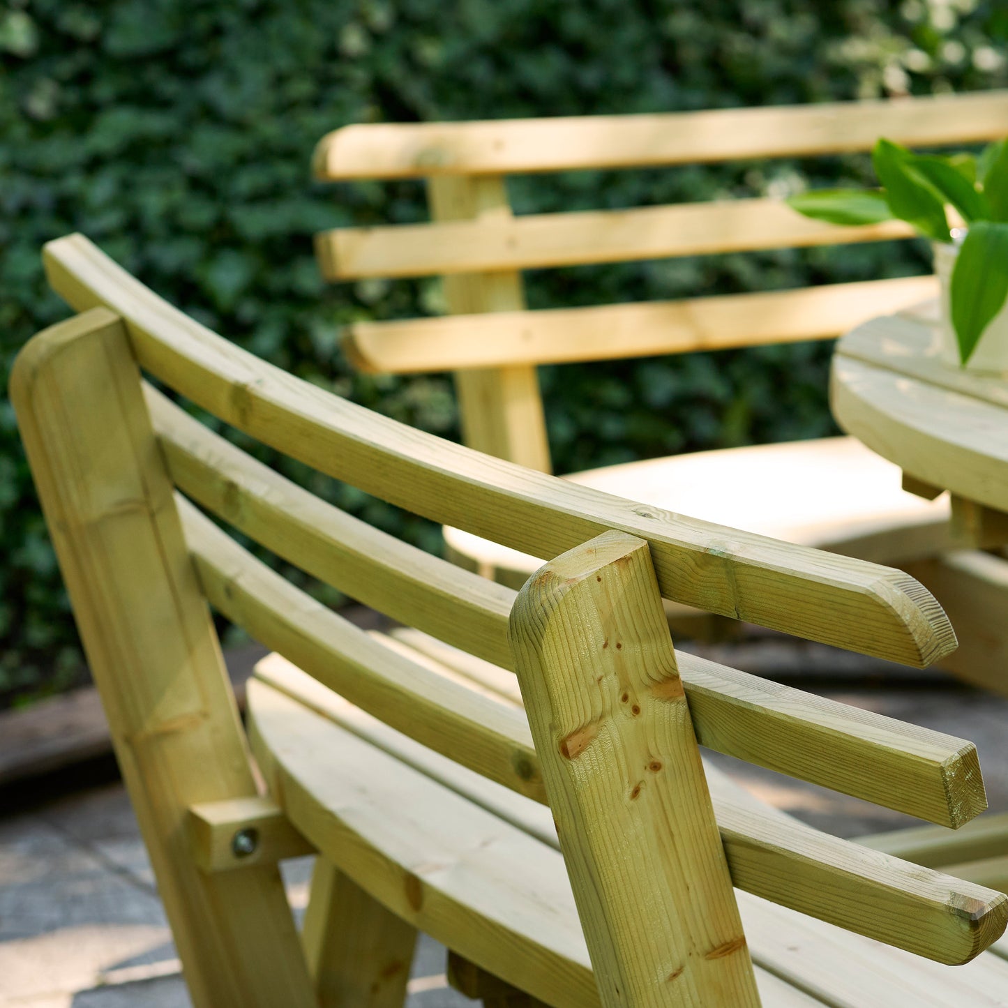 Round table with backrest