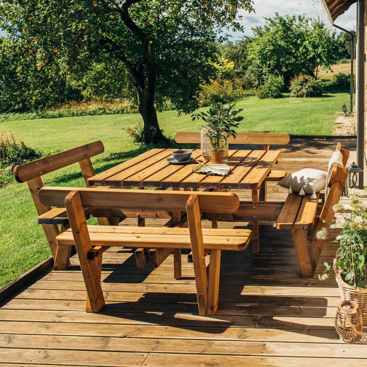 Square table with backrests